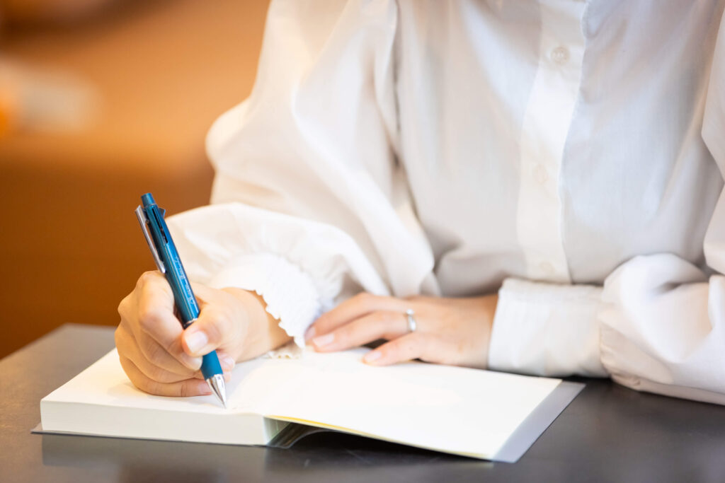 ジャーナリングで育児/家事/仕事を両立 子育てに疲れたら試してほしい書く瞑想 小保根亜美|Home